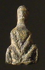 Kleine Statuette einer mit gespreizten Beinen hockenden nackten Frau, im Nacken eine Öse