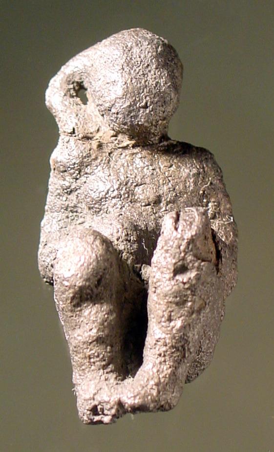 Statuette des kauernden Harpokrates, in ägyptischer Weise mit der rechts herabhängenden einzelnen Haarlocke dargestellt