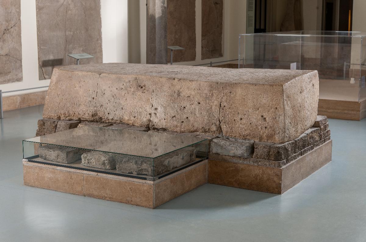 Großer Gründungsblock als Teil des Gründungsensembles von Tukulti-Ninurta I. aus dem Tempel der Göttin Ischtar in Assur