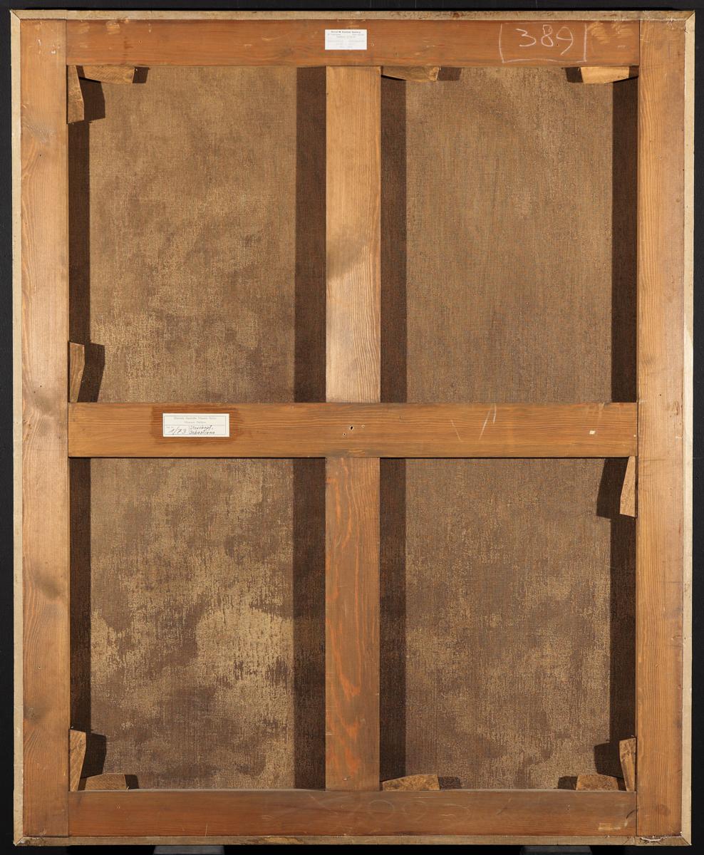 Tisch mit Gläserkorb, Flaschen, Schraubdose und Teeschale