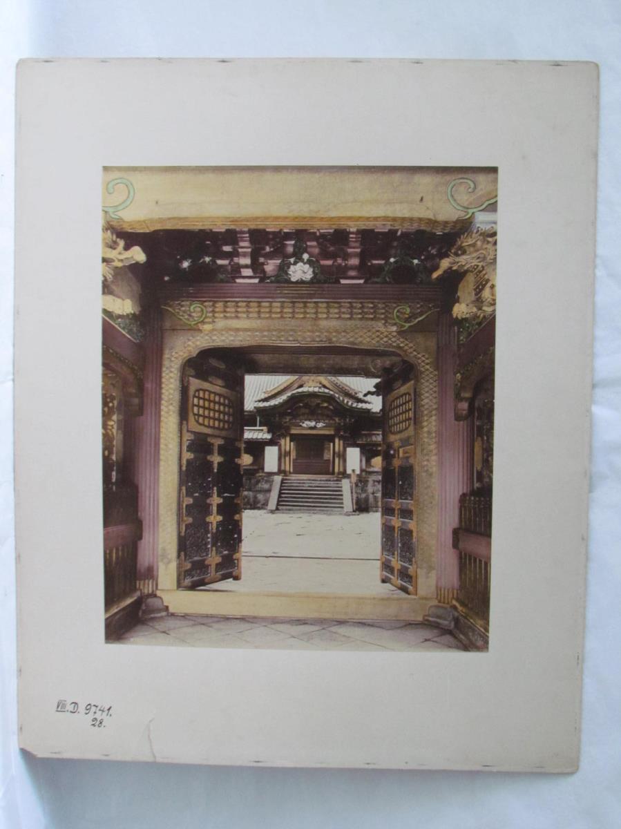 Tempel-Inneres in Nikko: Blick durch das Haupttor auf das chinesische Tor
