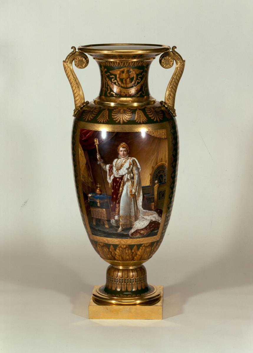 Monumentale Amphorenvase mit dem Bildnis Kaiser Napoleons I. im Krönungsmantel nach dem Gemälde von François Pascal Baron Gérard
