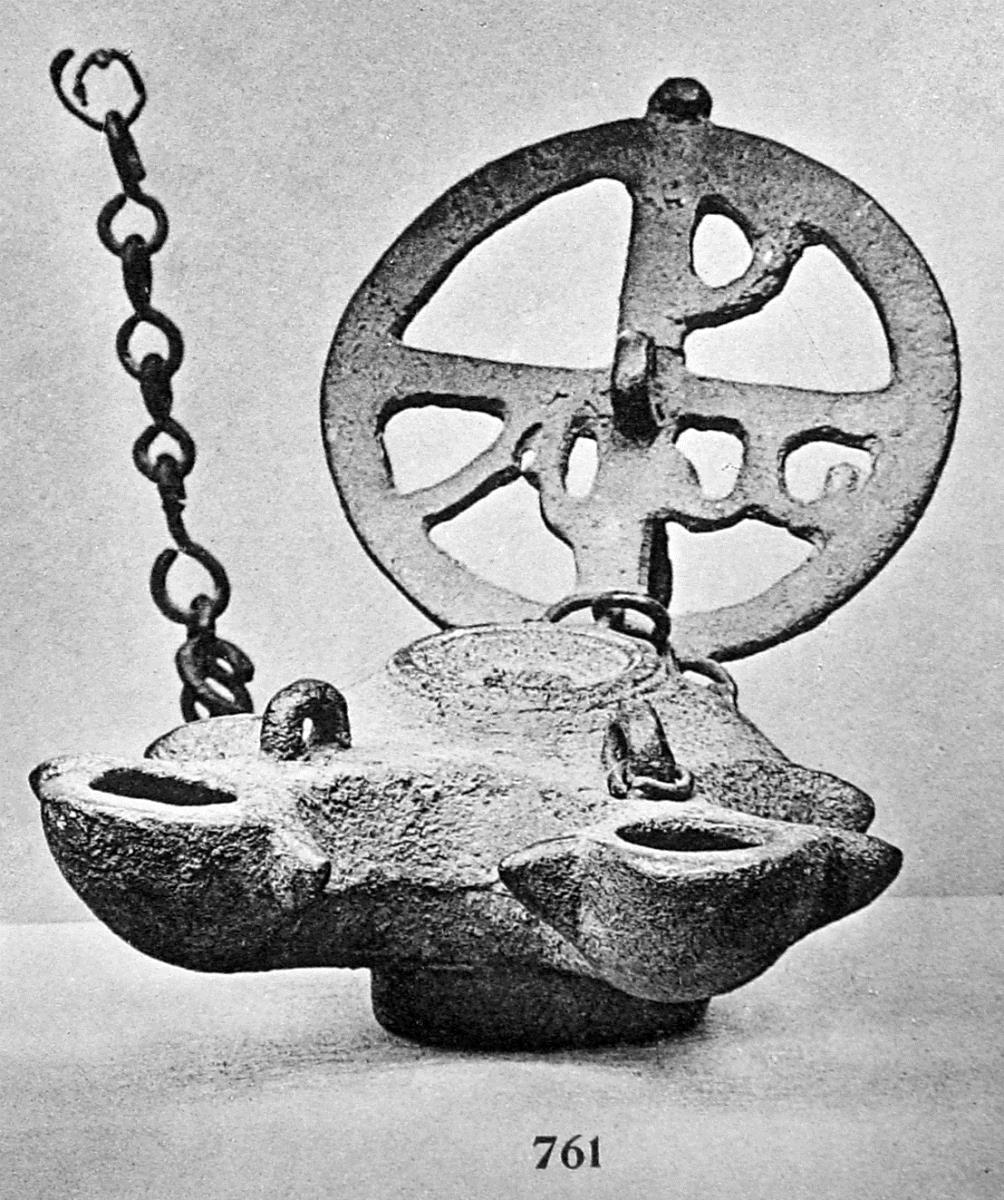 Frühchristliche Lampe mit zwei Flammen, zugehörige Tabula ansata mit Inschrift: NONI ATTICI / V(ir) C(larissimus) ET INLVS/TRIS