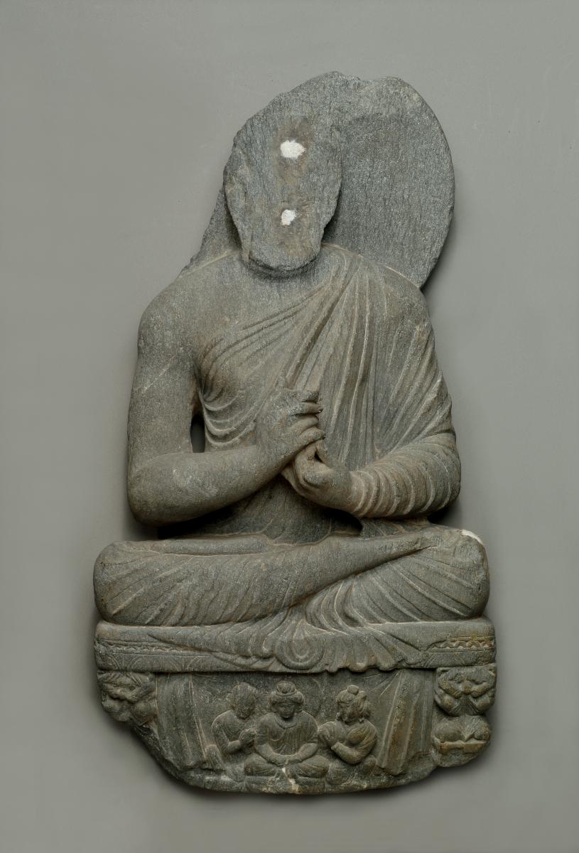 Sitzender Buddha in Lehrgeste (dharmachakra-mudra) auf Löwenthron mit Vorhangmotiv (Fragment). Sockelrelief: Verehrungsszene mit meditierendem Bodhisattva