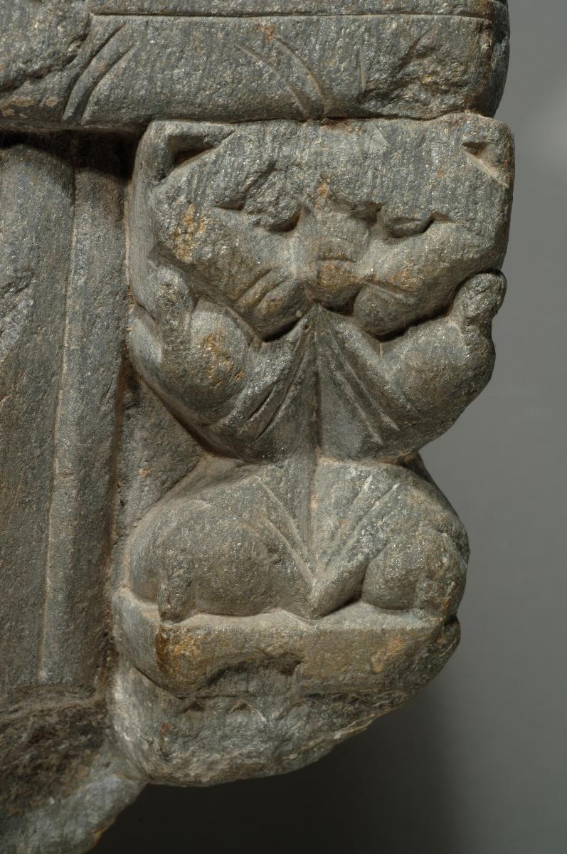 Sitzender Buddha in Lehrgeste (dharmachakra-mudra) auf Löwenthron mit Vorhangmotiv (Fragment). Sockelrelief: Verehrungsszene mit meditierendem Bodhisattva