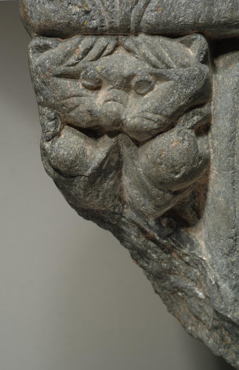 Sitzender Buddha in Lehrgeste (dharmachakra-mudra) auf Löwenthron mit Vorhangmotiv (Fragment). Sockelrelief: Verehrungsszene mit meditierendem Bodhisattva