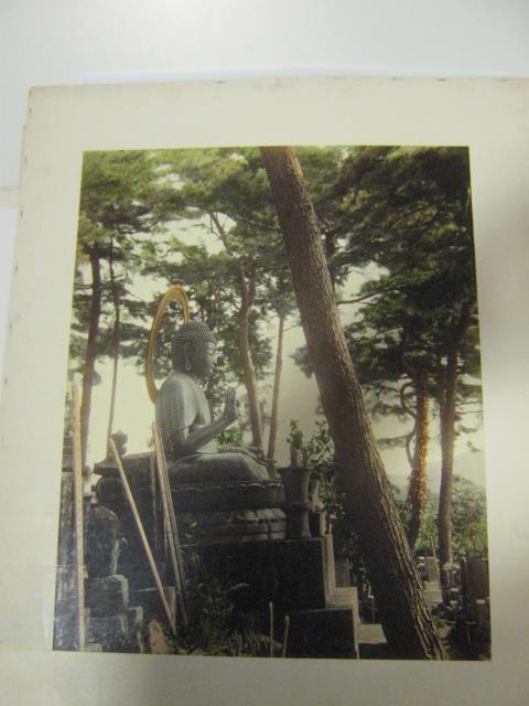 Amida-Sitzstatue auf einem Friedhof