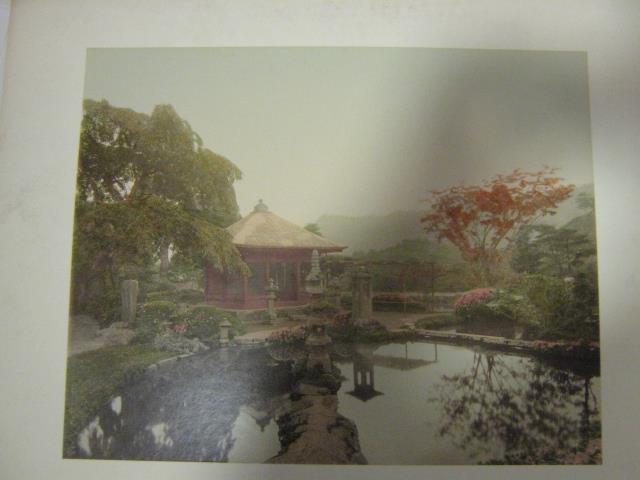Pavillon an einem Teich in einem Park von Nikkô