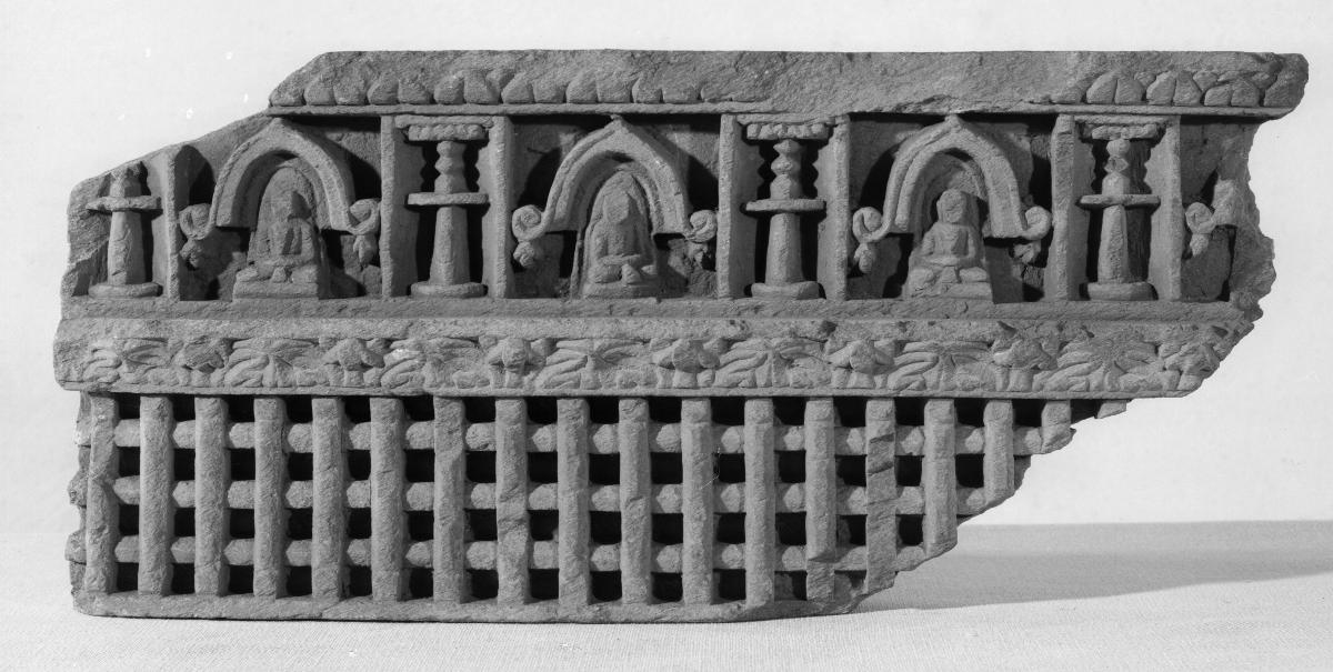 Schmuckfries (Fragment, von oben nach unten): Lotosblattfries; Meditierende Buddhas unter Chaitya-Bögen; Akanthusblattfries; Zaunmotiv (vedika)
