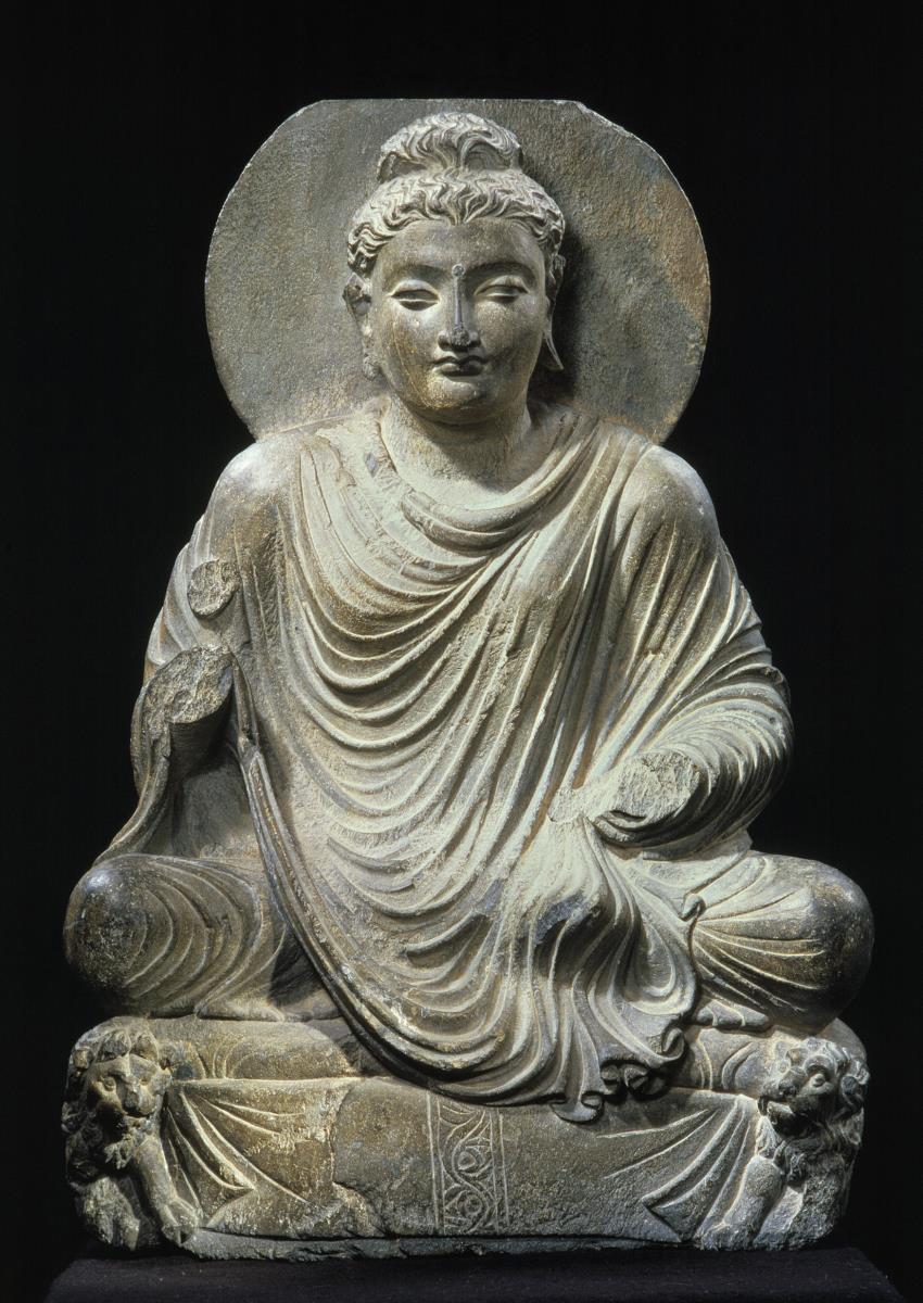 Sitzender Buddha in Schutzgeste (abhaya-mudra) auf Löwenthron mit Vorhangmotiv (Fragment)