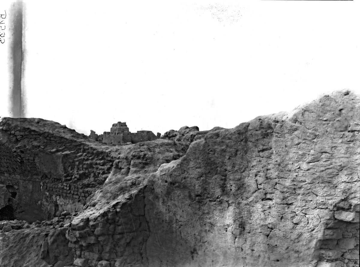 Ruinenfeld mit Gebäude und Wandmalereien