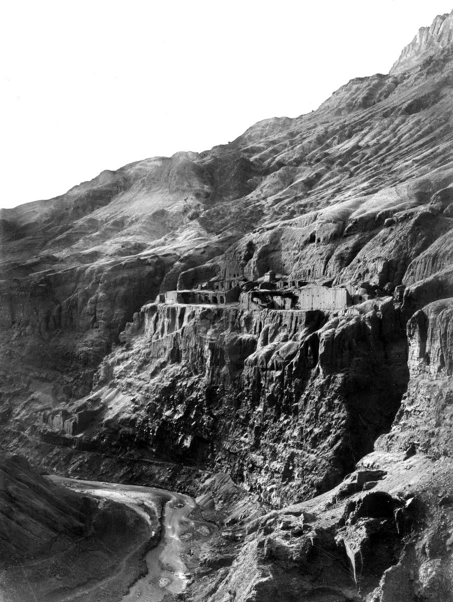 Ruinenfeld und Gebäude