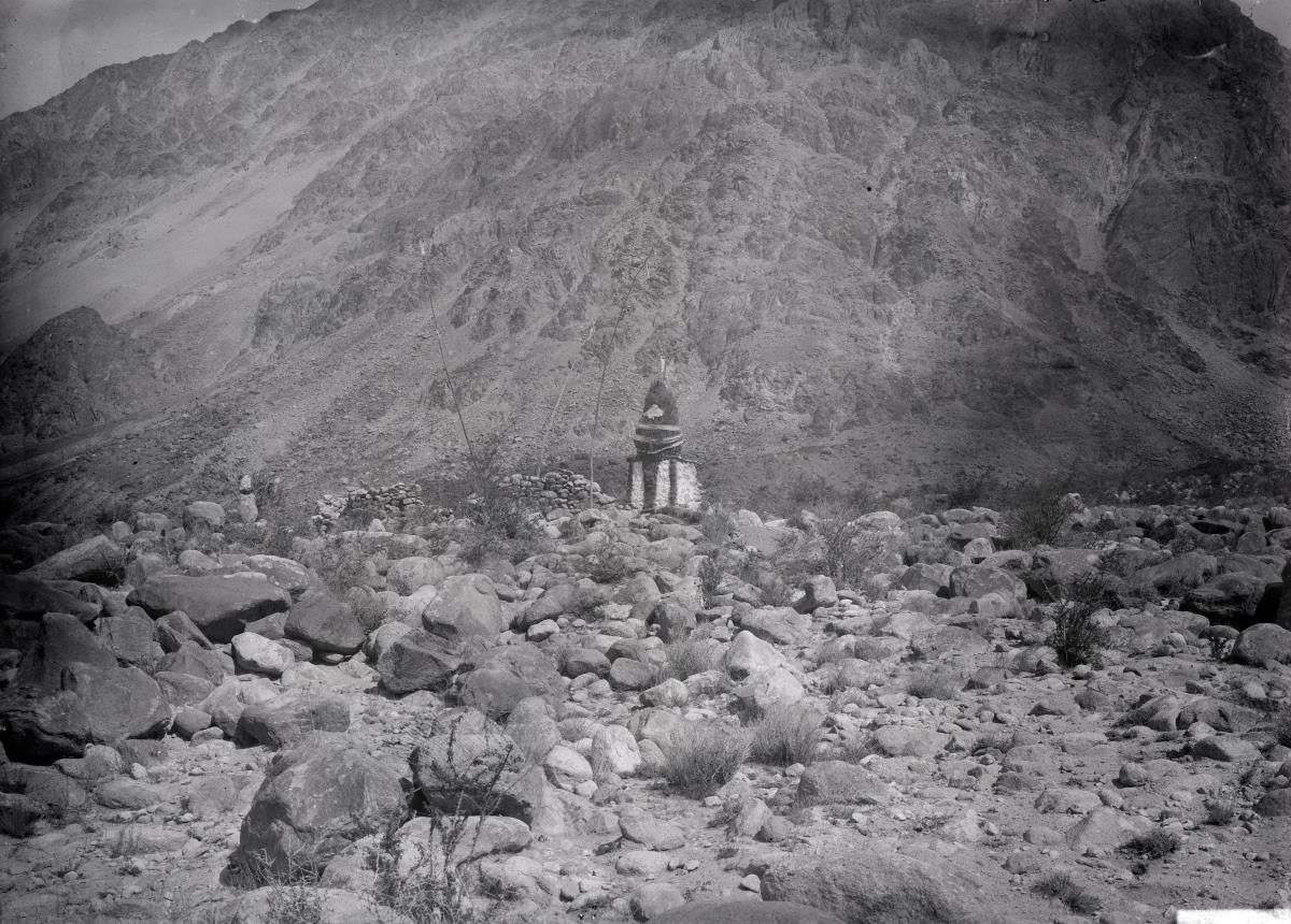 Kleiner tibetischer Stupa in einem Geröllfeld