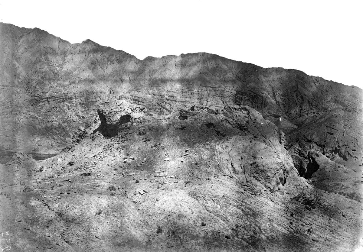 Ruinenfeld und Höhlen-Panorama