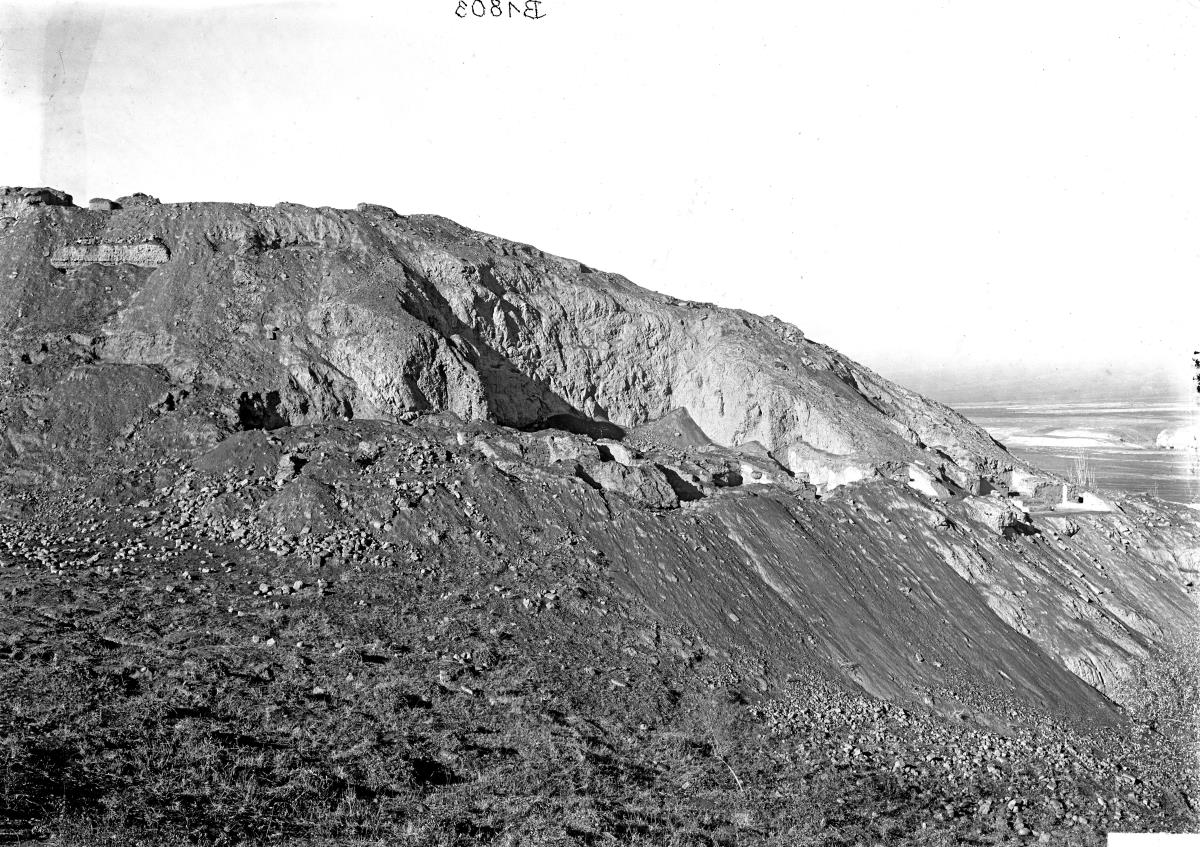 Höhlen-Panorama und Gebäude