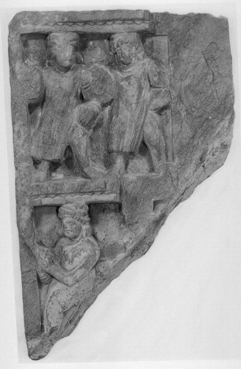 Teil einer vertikalen Stele oder eines Türrahmens (Fragment): drei Adoranten in zwei übereinander liegenden Nischen