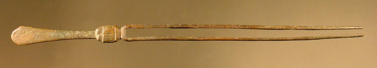Medizinisches Instrument, ähnlich einer Stimmgabel mit langen Zinken