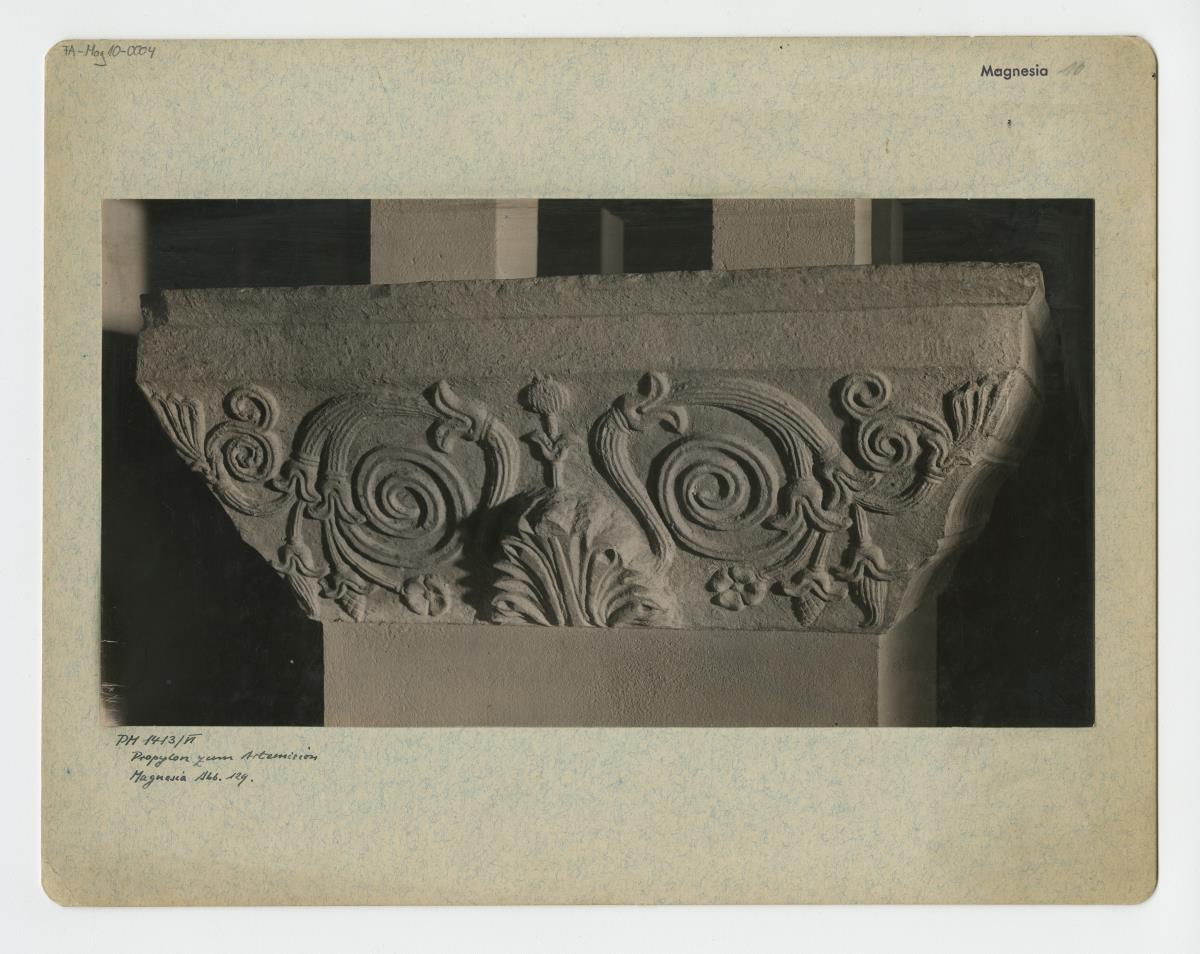 Magnesia am Mäander, Agora, Osthalle, Pfeilerkapitell des Propylons (Aufstellung in Berlin)