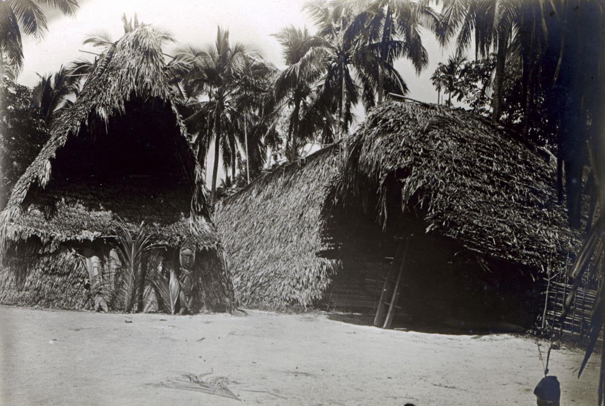 "Großes Haus in Gaimale mit Koboldfigur und Haus mit Pfahlvorbau"