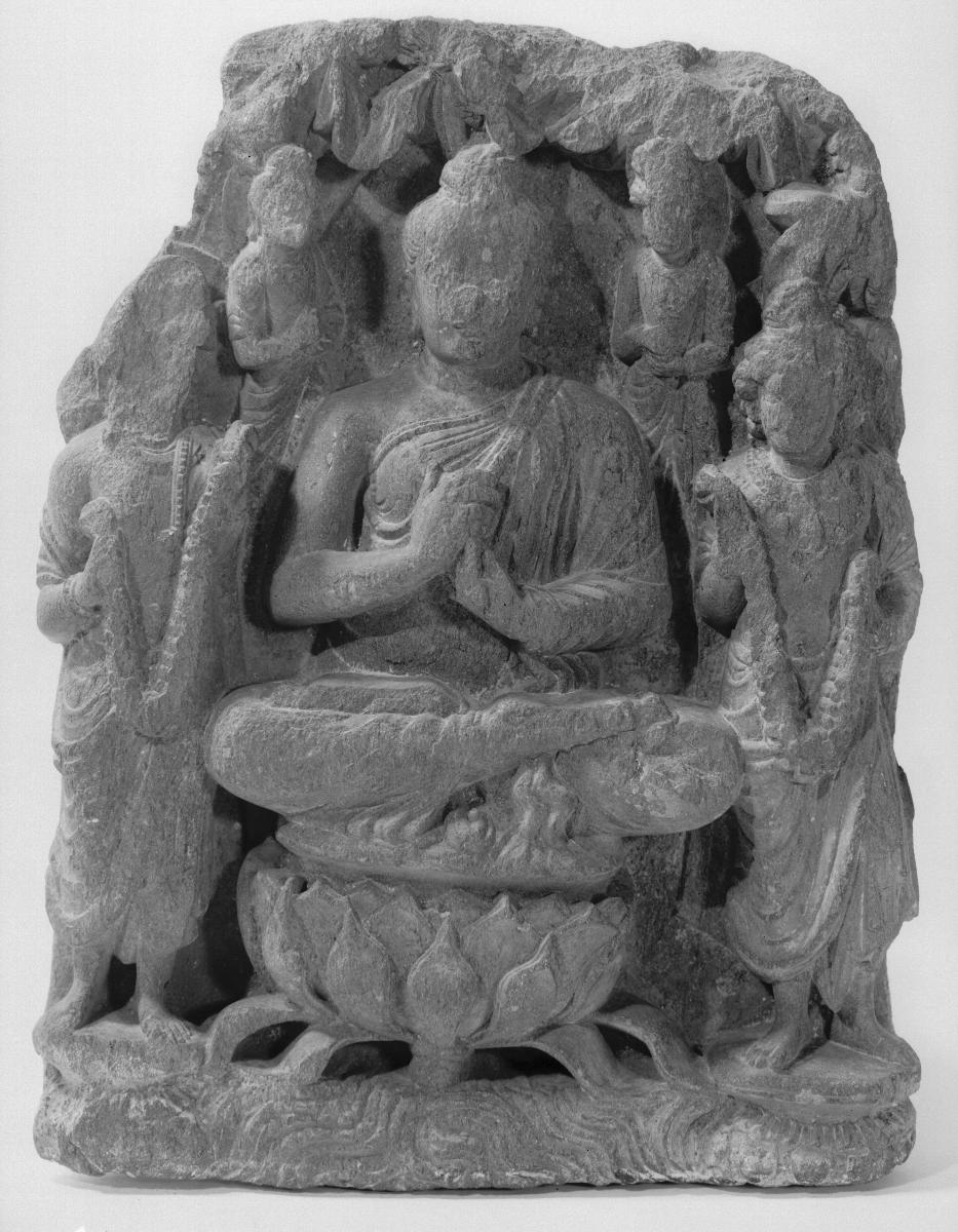 Buddhistische Triade (Fragment): sitzender Buddha in Lehrgeste (dharmachakra-mudra) auf großem Lotossockel, flankiert von zwei Bodhisattvas sowie Indra und Brahma