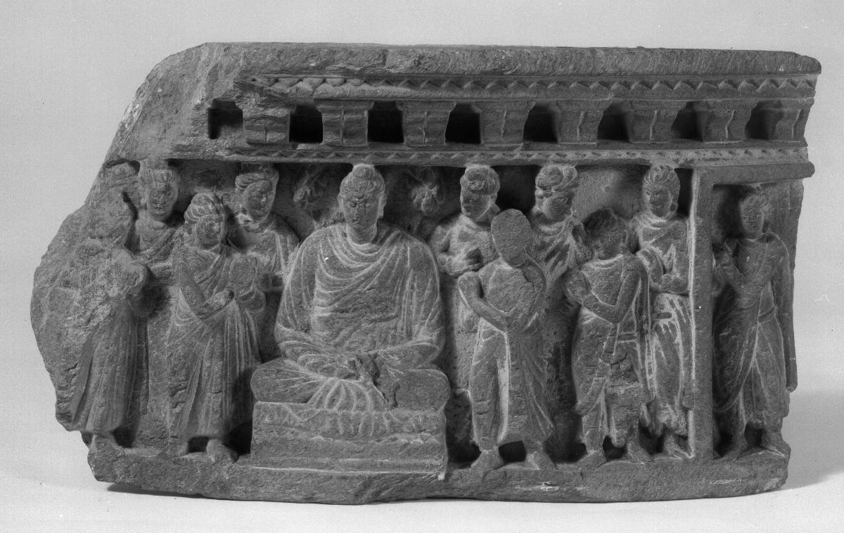 Mehrere Figuren mit Ushnisha (Shakyas von Kapilavastu?) verehren den unter einem Baum meditierenden Buddha (Fragment). Szenentrenner: Adorant mit Ushnisha (?)