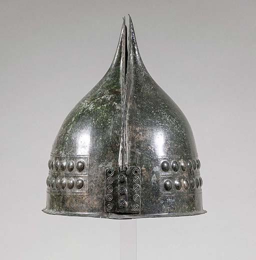 Früheisenzeitlicher italischer Kammhelm [Komm.: Zwieteiliger Helm, der aus identischen Hälften zusammengepfalzt, genietet und gebördelt ist.]