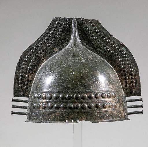 Früheisenzeitlicher italischer Kammhelm [Komm.: Zwieteiliger Helm, der aus identischen Hälften zusammengepfalzt, genietet und gebördelt ist.]