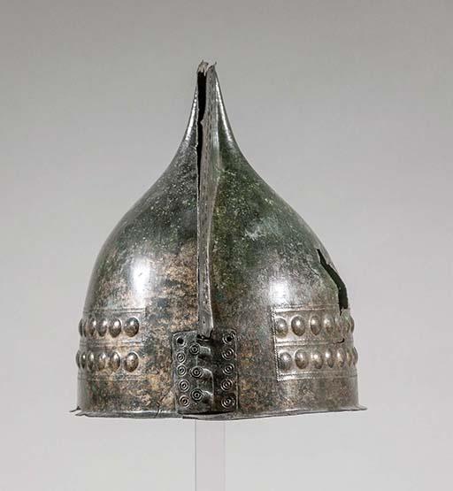 Früheisenzeitlicher italischer Kammhelm [Komm.: Zwieteiliger Helm, der aus identischen Hälften zusammengepfalzt, genietet und gebördelt ist.]
