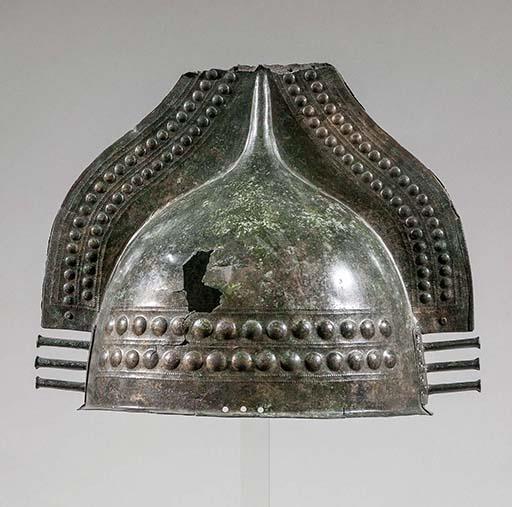 Früheisenzeitlicher italischer Kammhelm [Komm.: Zwieteiliger Helm, der aus identischen Hälften zusammengepfalzt, genietet und gebördelt ist.]