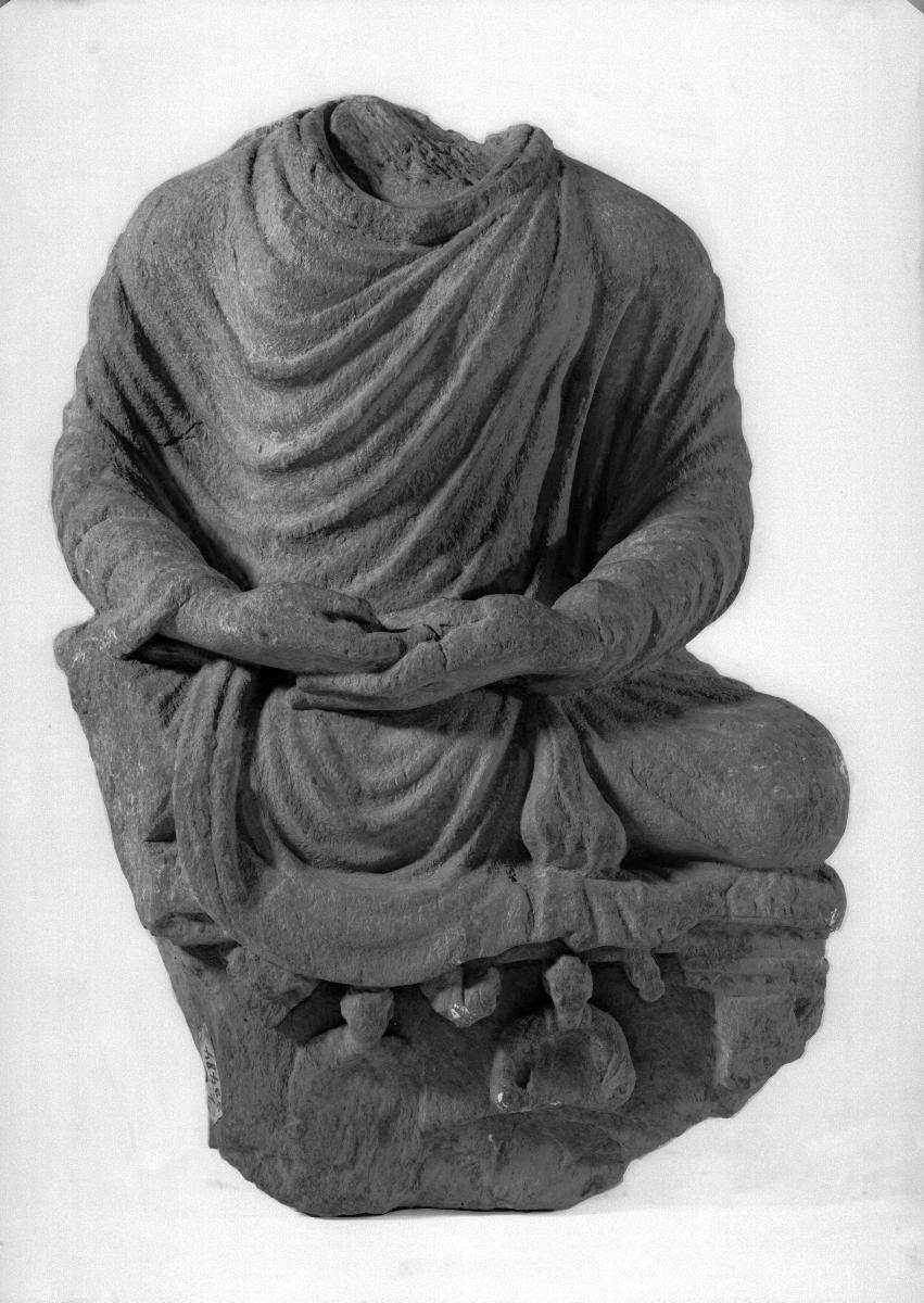 Torso eines meditierenden Buddha. Sockelrelief: Verehrungsszene (Fragment)