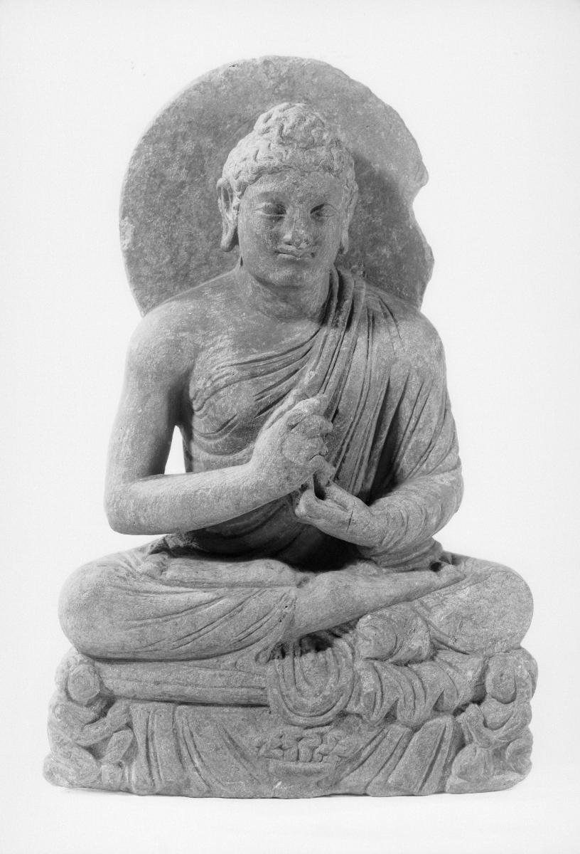Sitzender Buddha in Lehrgeste (dharmachakra-mudra) auf Thron mit Vorhangmotiv. Sockelrelief: Knieende Adoranten und Feuerständer