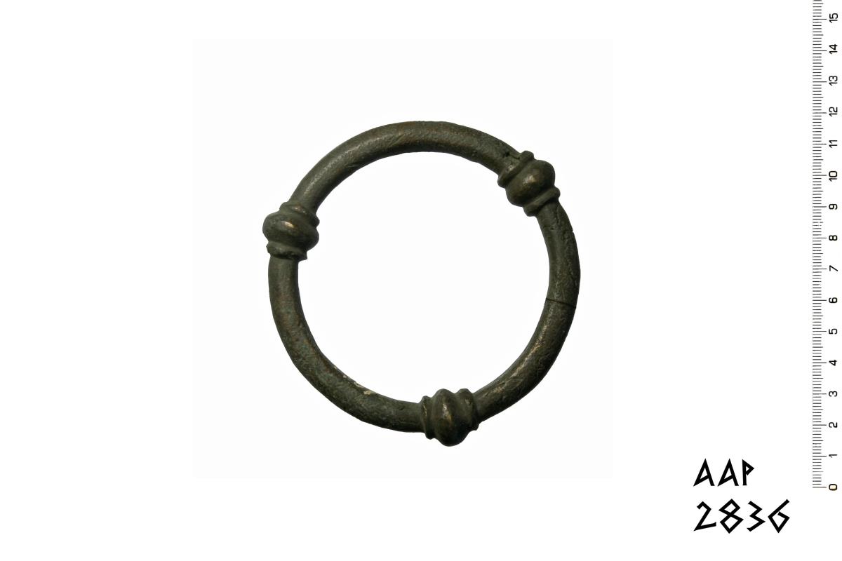 Massiver Ring, mit drei Knoten versehen