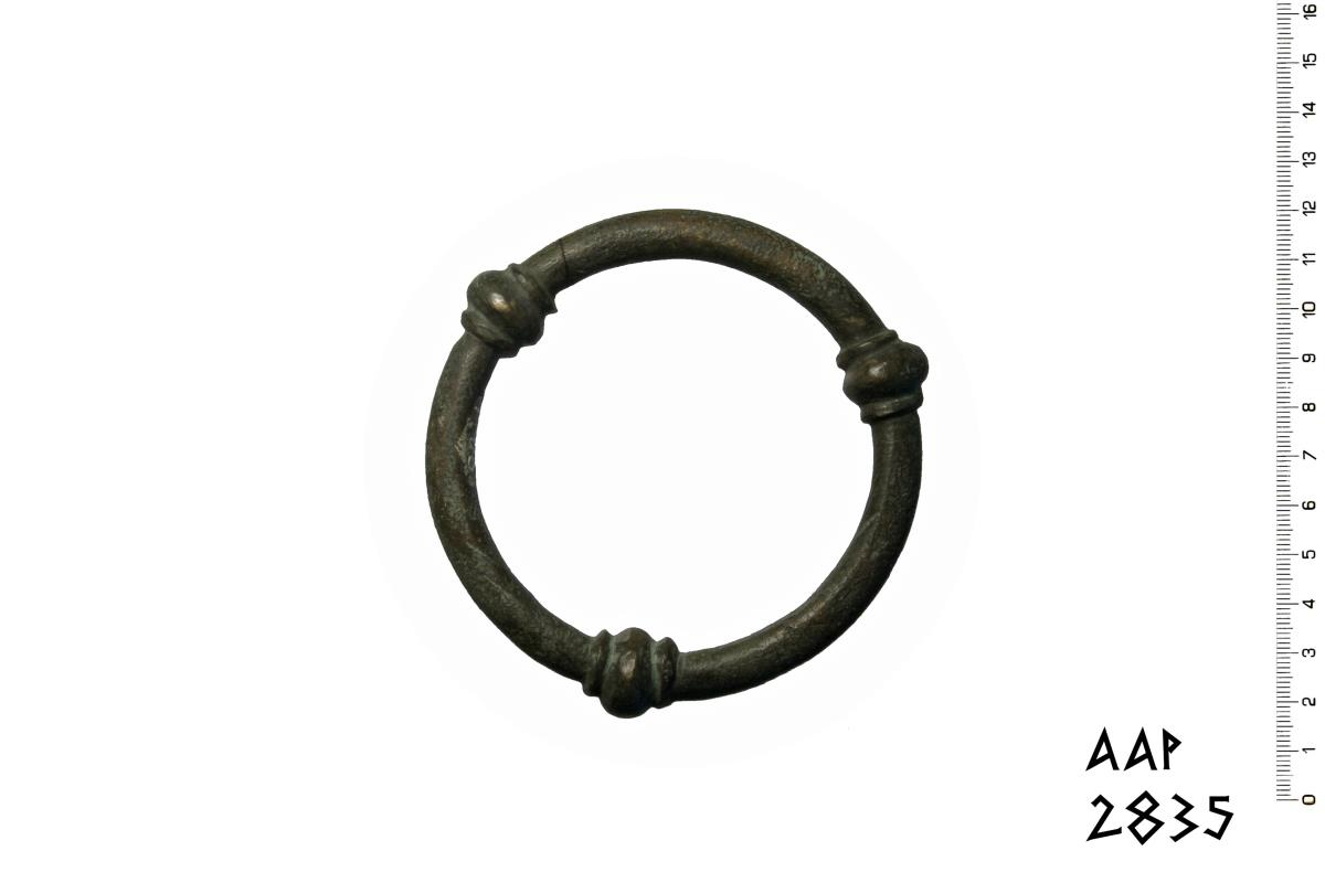 Massiver Ring mit drei Knoten versehen
