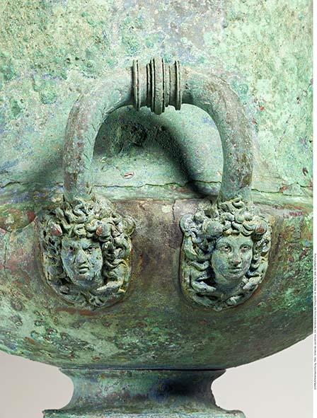 Römischer Kelchkrater mit Untersatz
