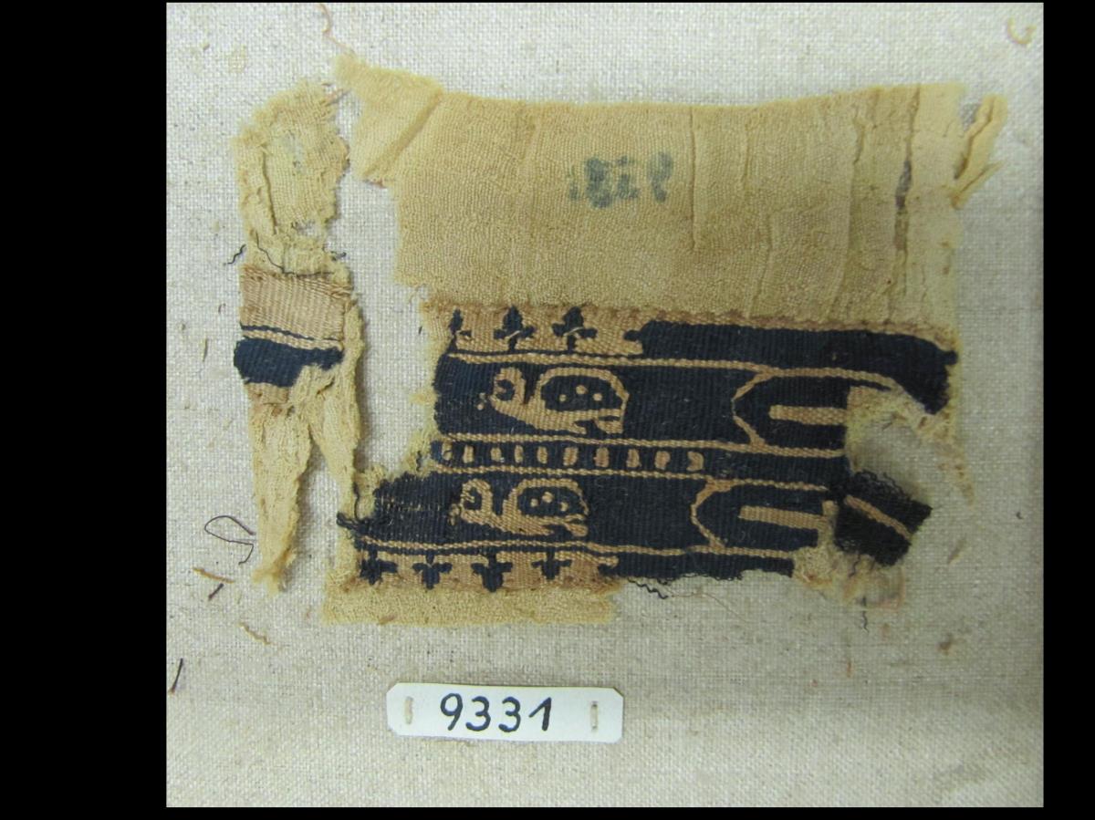Fragmente eines Ärmels mit Doppelstreifen