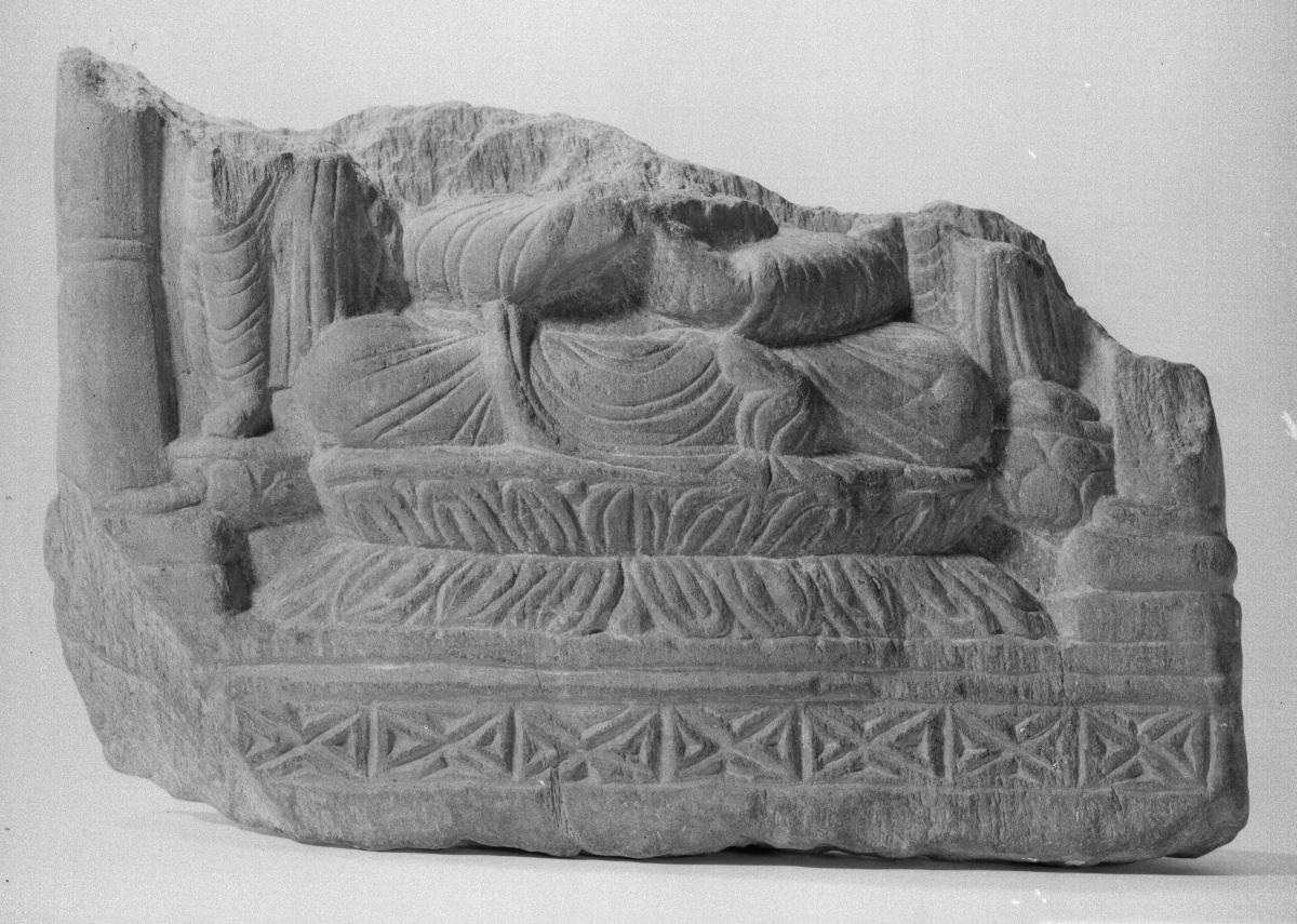 Unterkörper (Fragment) eines sitzenden Buddha auf Lotospodest mit stehenden Begleitern auf Lotosknospen (Triade?)