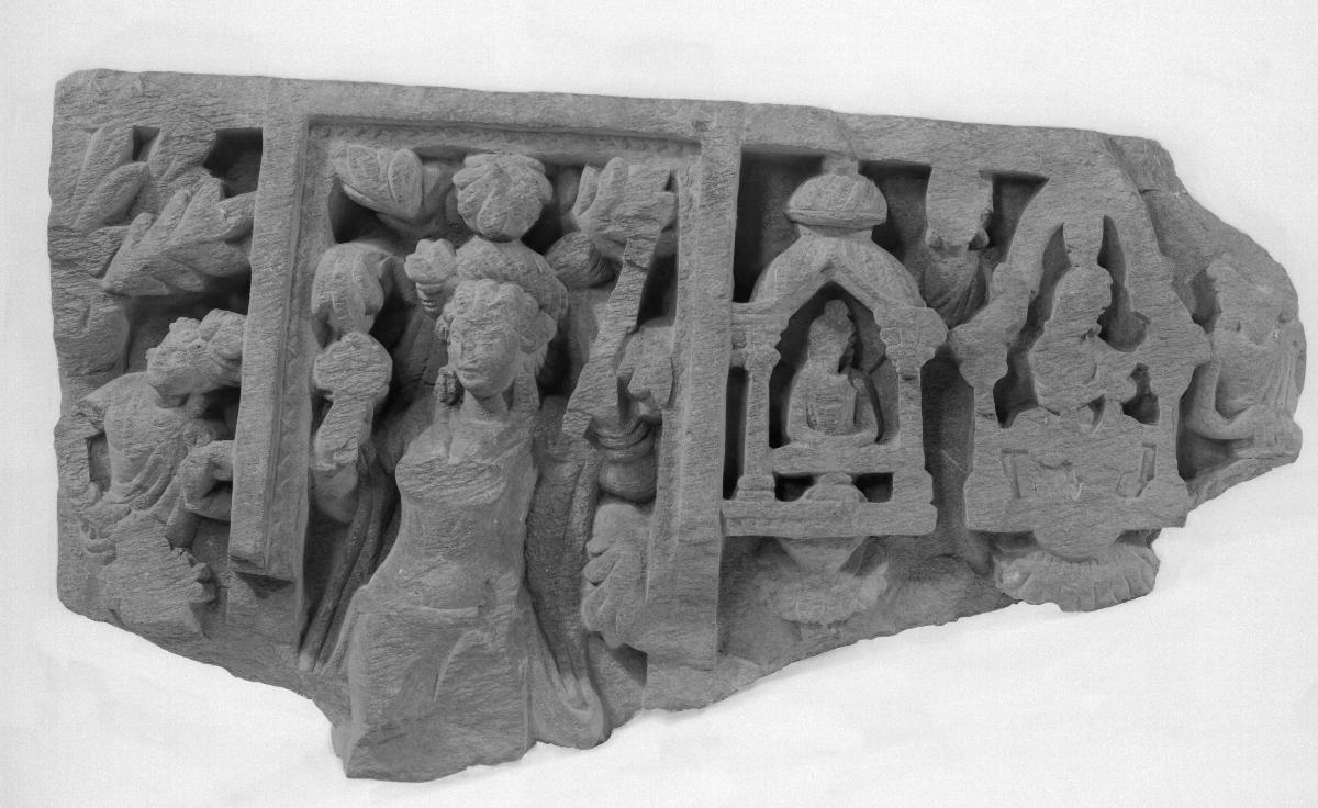 Teile einer komplexen Szene (Fragment): Wunder von Shravasti oder Maitreya im Tushita-Himmel (?) (rechts); Szenentrenner: Frau mit Lanze (?) und Blüte (?) unter Baumkrone (Mitte); unidentifizierte Szene (?)