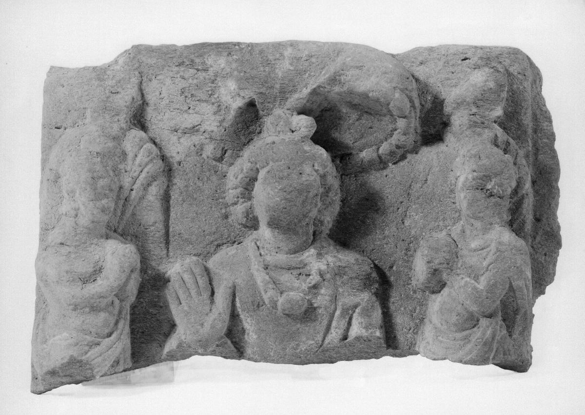 Verehrungsszene (Fragment): Der zukünftige Buddha Maitreya in Schutzgeste (abhaya-mudra) unter Schirm