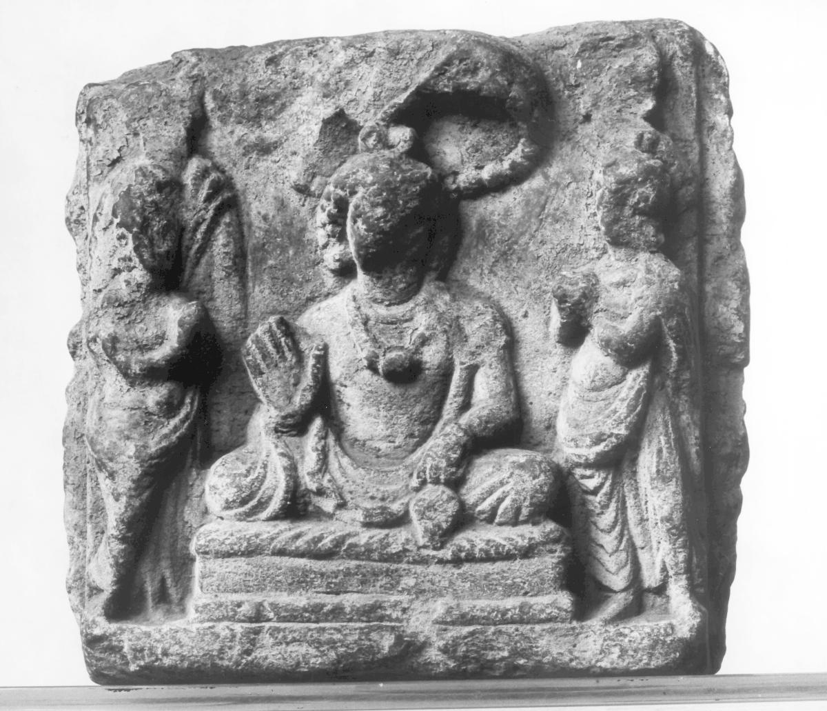 Verehrungsszene (Fragment): Der zukünftige Buddha Maitreya in Schutzgeste (abhaya-mudra) unter Schirm