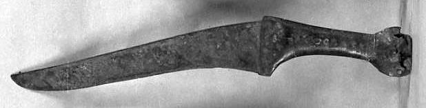 Messer geschweifter Form, mit sehr fein eingravierten Spiralen an Griff und Klinge verziert