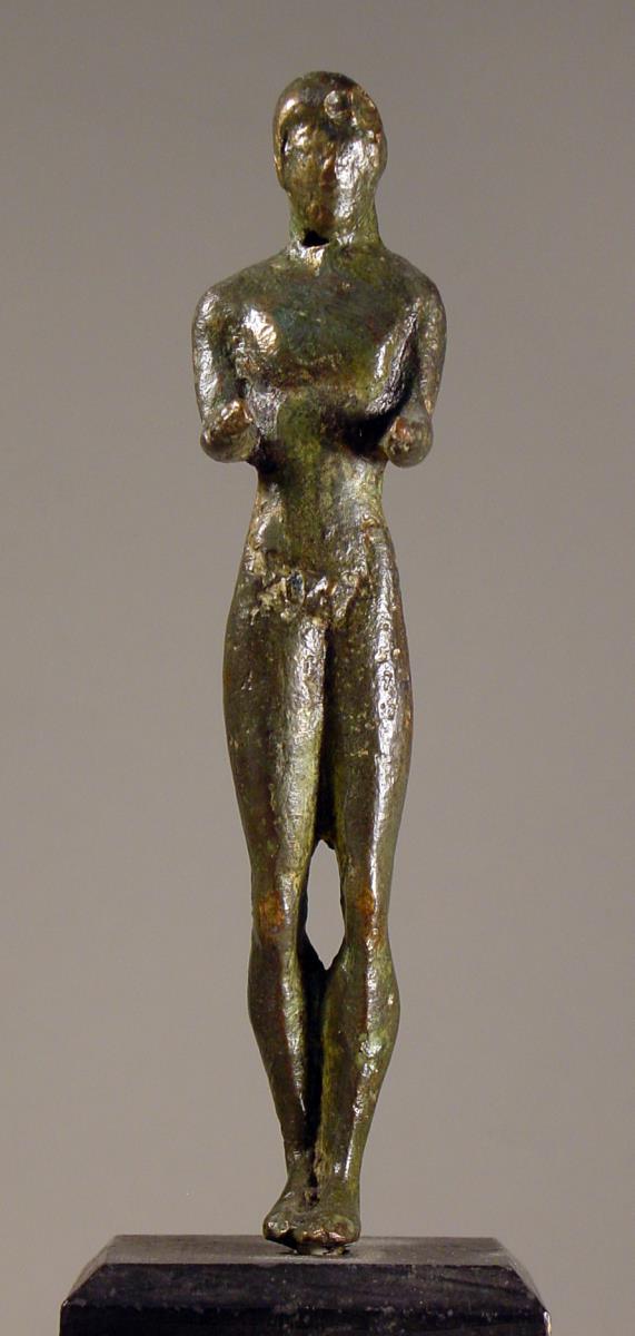 Statuette im Kurosschema mit vorgestreckten Armen