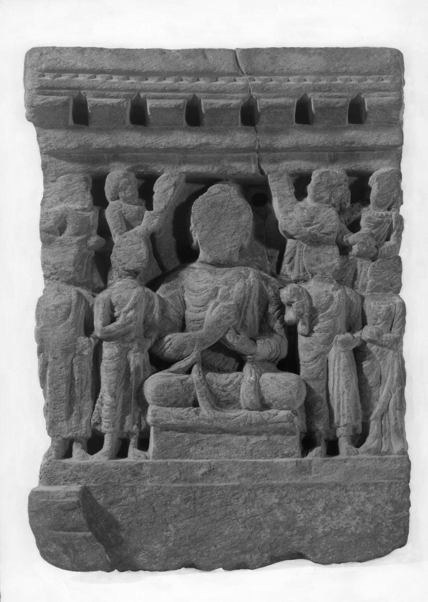 Verehrung eines Buddha in Lehrgeste (dharmachakra-mudra); darüber Kragsteinfries (Fragment)