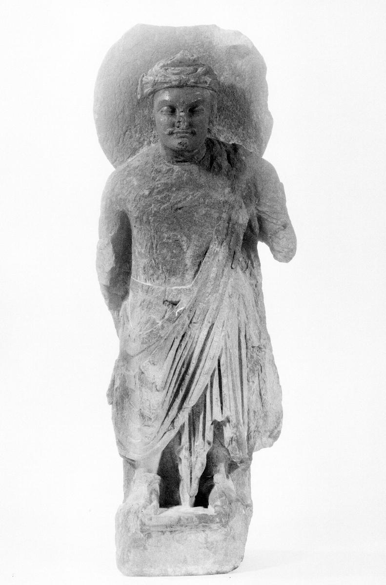Stehender Bodhisattva mit Turban und Schnurrbart