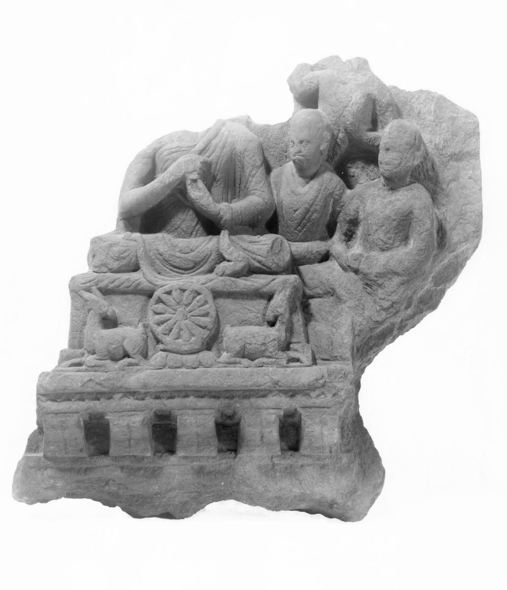 Erzählende Szene (Fragment, Teil einer vertikalen Stele): Erste Predigt des Buddha im Gazellenhain von Sarnath; darunter Kragsteinfries