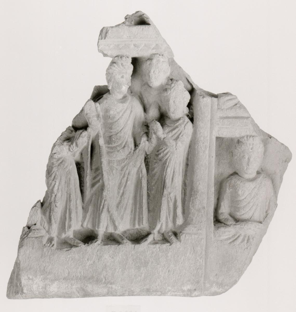 Teil einer vertikalen Stele (Fragment): Verehrungsszene eines stehenden Buddha in Schutzgeste (abhaya-mudra, links); meditierender Buddha (rechts)