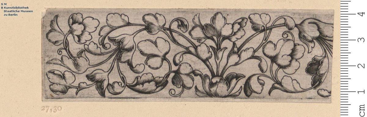 (2) 2 Blatt Querfüllungen: Rankenwerk aus inmitten befindlicher Vase bzw. Blattkelch (unbeschrieben).