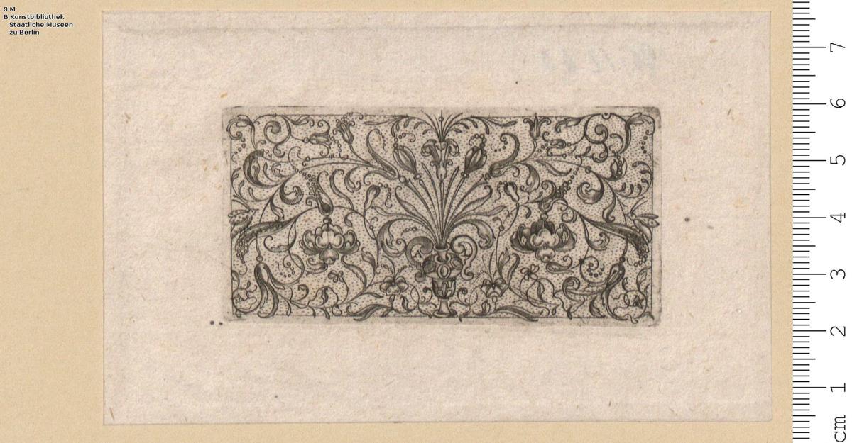 (2) Folge: Querfüllungen und Friese aus Ranken mit Blumen und Vögeln, Rollwerk und Fruchtbündeln u. a., z. T. bez: A L (z. T. zsgz.); 2 Blatt mit weiblichem Kopf, davon das eine mit Beischrift: Ivlia-Pratoner.