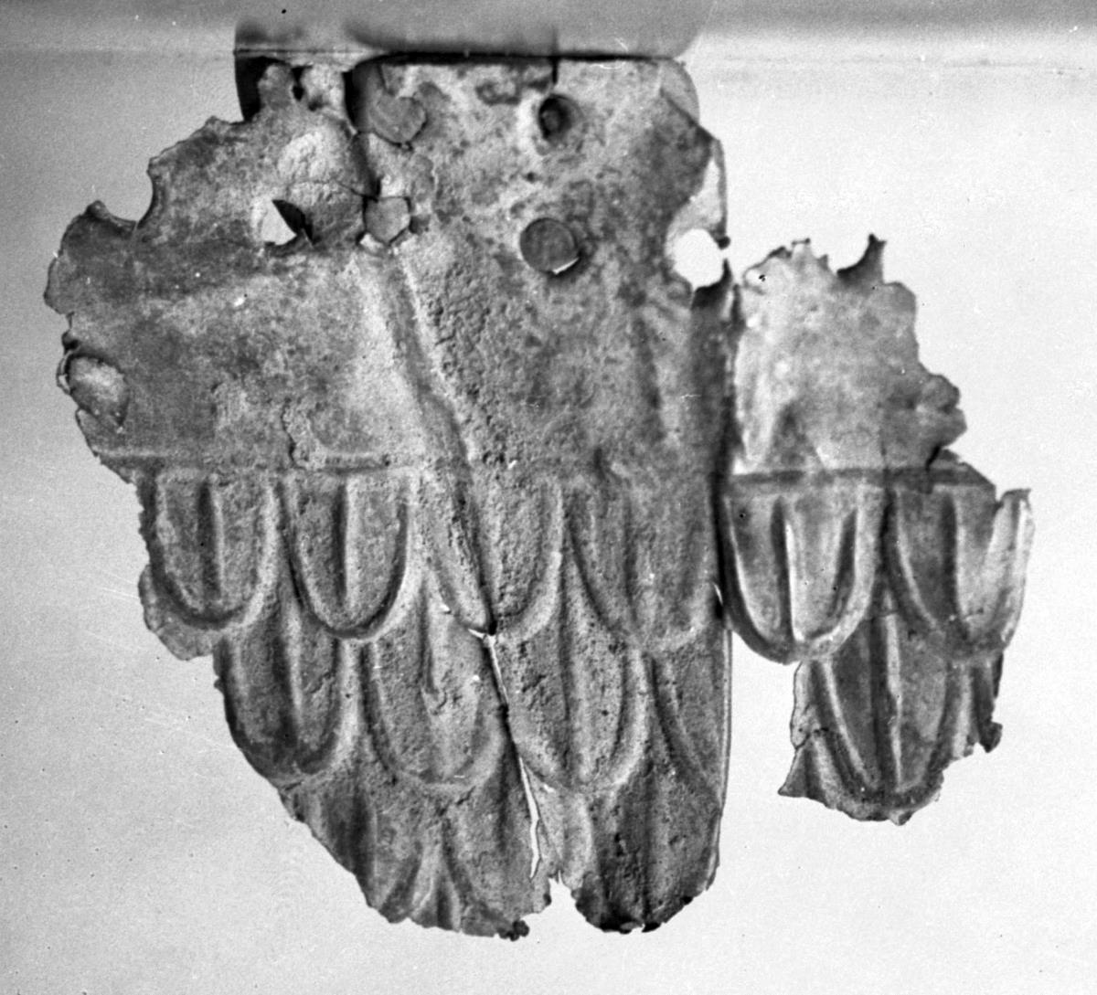 Fragment eines gepressten Blechs mit Schuppenmuster