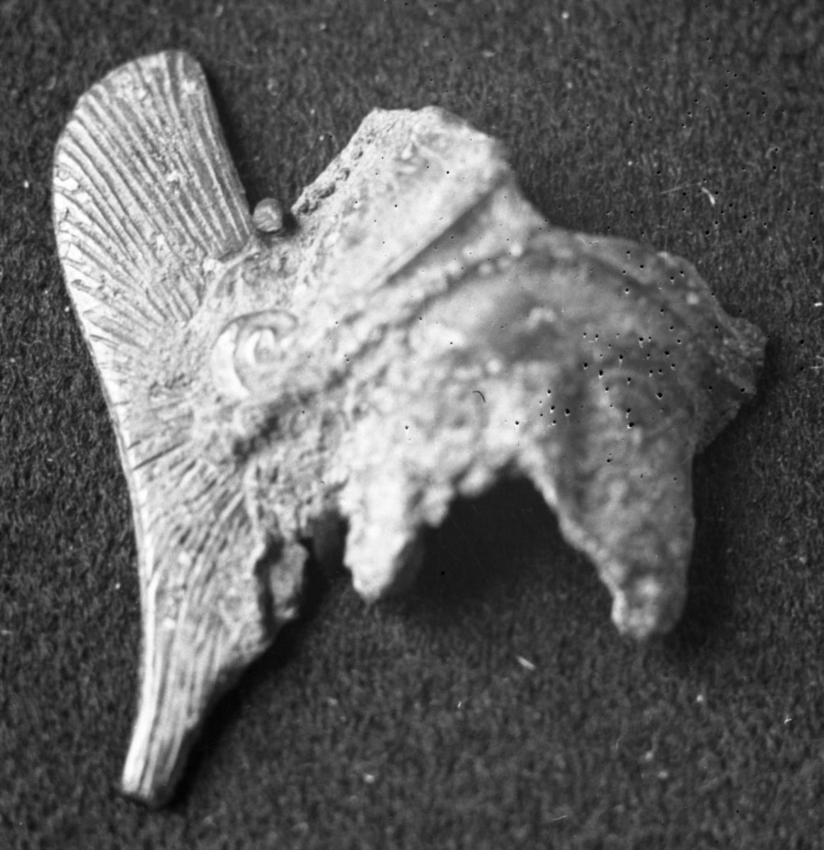Fragment eines Blechs mit frontalem Athenakopf