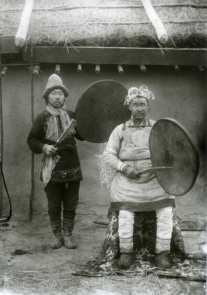 Nanai-Schamane mit Gehilfen.